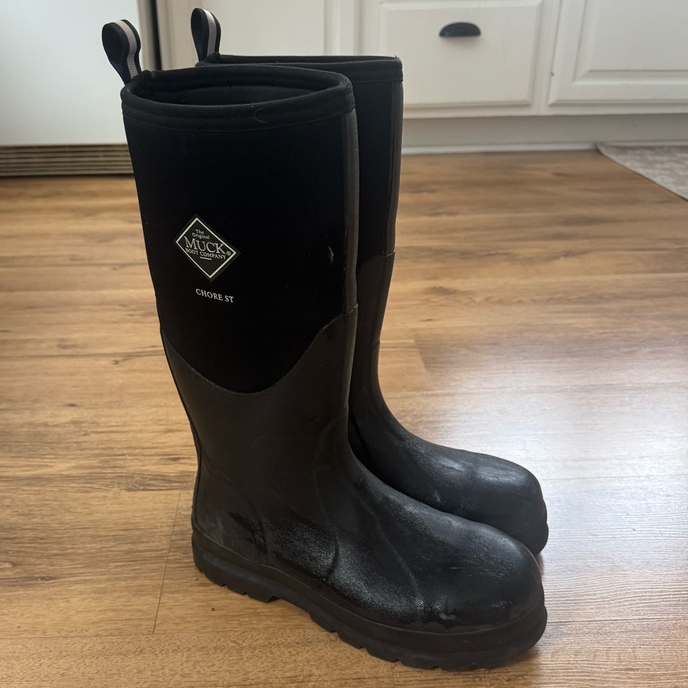 Men's Steele toe muck boots size 9